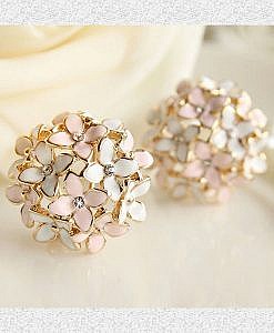 Beige and white flower four leaf round bucket earrings